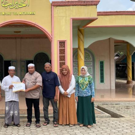 Pambakal Desa Simpang Tiga Menyerahkan Bantuan Safari Ramadhan Pemkab Banjar Untuk Masjid Al Khairat